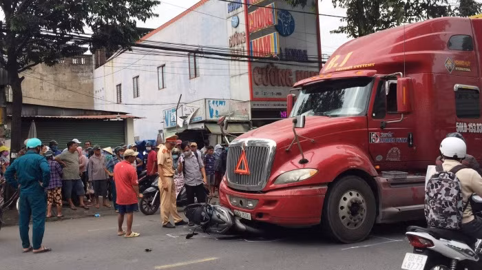 Xe máy bị xe đầu kéo cán bẹp dúm hư hỏng nặng.