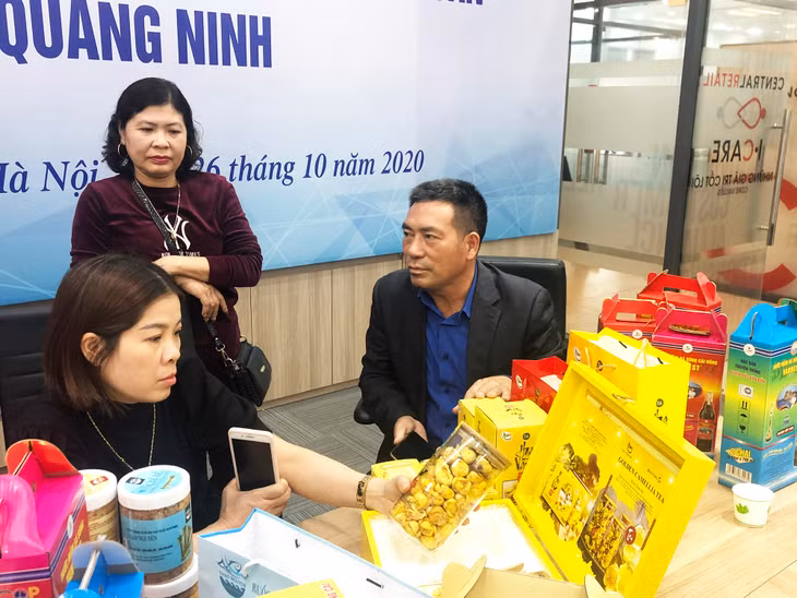 Sản phẩm trà hoa vàng Ba Chẽ được giới thiệu đến các nhà phân phối ngoài tỉnh.