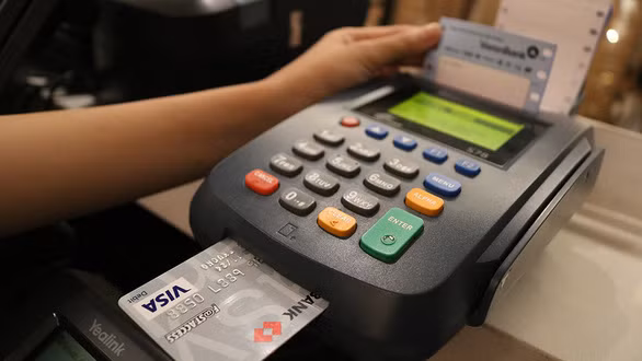 Nhiều chủ cửa hàng cho biết mức phí chấp nhận thẻ với thẻ quốc tế quá cao, “ăn” hết lợi nhuận của cửa hàng - Ảnh: Ng.Phượng