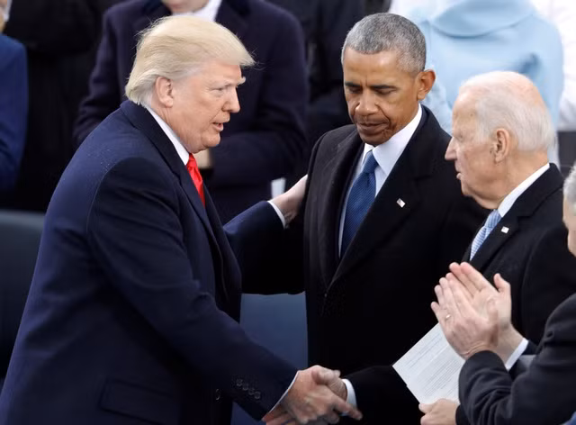 Tổng thống Donald Trump bắt tay cựu Phó tổng thống Joe Biden trong lễ nhậm chức của ông Trump năm 2016. (Ảnh: Washington Post)