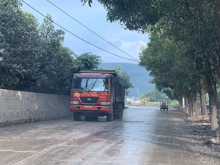 Trời mưa mặt đường trơn trượt do đất đá rơi ra. Ảnh chụp ngày 25/11/ 