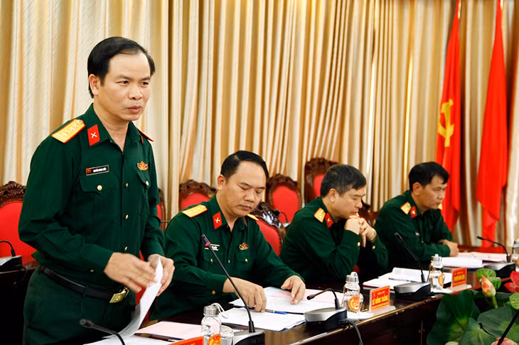 Đại tá Nguyễn Quang Hiến, Phó Bí thư thường trực Đảng ủy, Chính ủy Bộ CHQS tỉnh, tiếp và làm việc với đoàn.