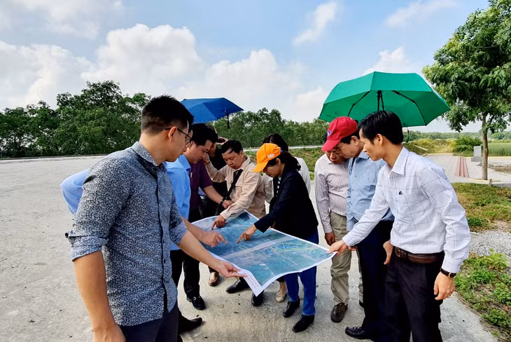 Các nhà khoa học khảo sát thực địa tuyến đường.