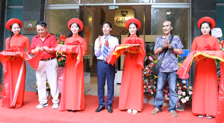Đại biểu cắt băng khai mạc triển lãm.