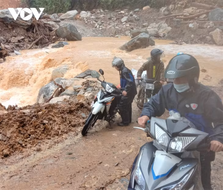 Người dân đi lại rất khó khăn trên địa bàn huyện Phước Sơn.