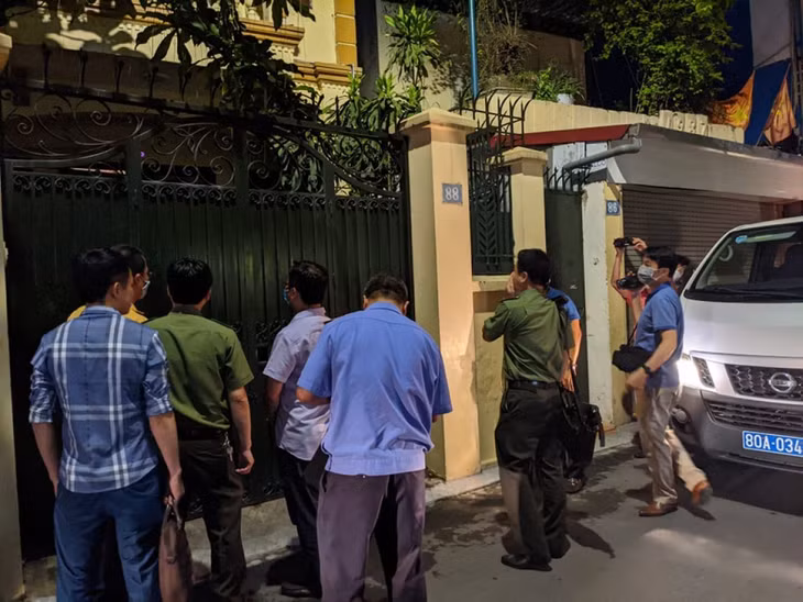 Lực lượng chức năng khám nhà ông Nguyễn Đức Chung ở Trung Liệt, Hà Nội.