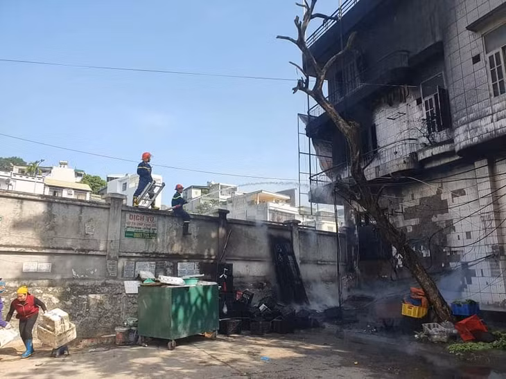Lực lượng chức năng tham gia dập tắt đám cháy