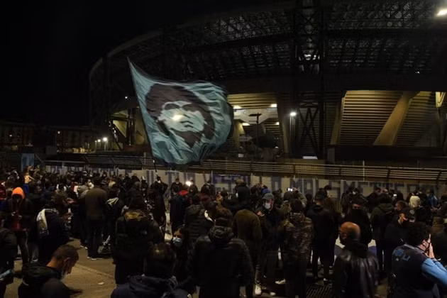  Người dân Napoli đã có mặt ở San Paolo để tiễn biệt Diego Maradona.