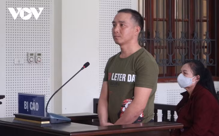 Dềnh Bá Lỉa tại phiên tòa.