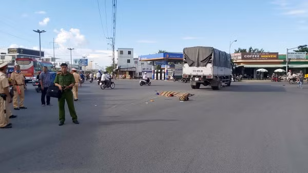 Hiện trường vụ tai nạn làm 3 người tử vong. - Ảnh: Châu Thành.