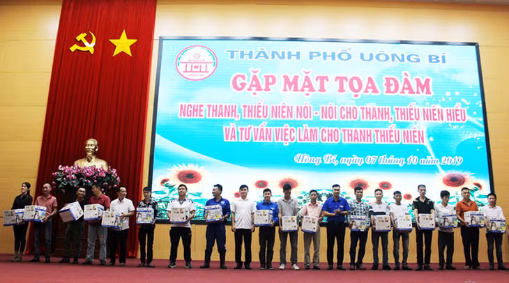 Những người từng lầm lỗi giờ đã tiến bộ được TP Uông Bí gặp mặt, tặng quà.
