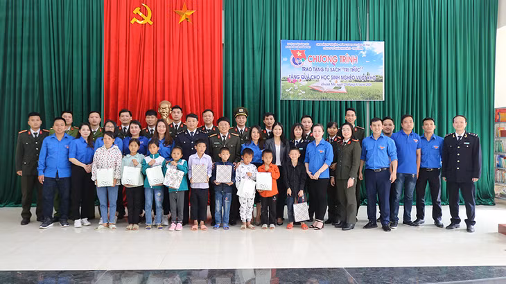 Tặng quà cho các em học sinh xã Hoành Mô.