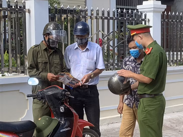 Công an xã Hoàng Tân, TX Quảng Yên tuyên truyền nhắc nhở người dân chấp hàng Luật giao thông.