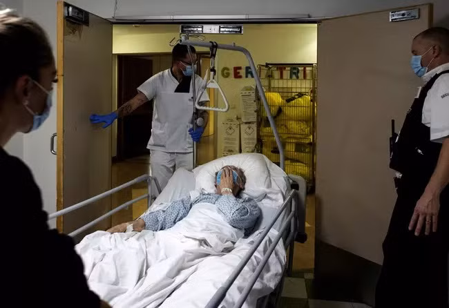 Hơn 54,7 triệu người nhiễm virus SARS-CoV-2 trên toàn cầu. (Ảnh: AP)
