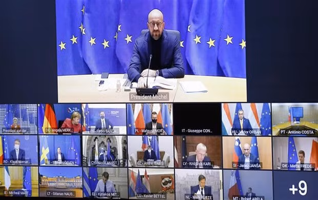 Chủ tịch Hội đồng châu Âu Charles Michel (trên) chủ trì Hội nghị trực tuyến Hội đồng châu Âu tại Brussels, Bỉ (Nguồn: AFP/TTXVN)