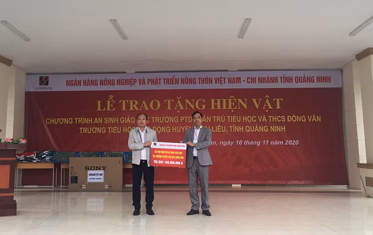 Lãnh đạo Agribank Quảng Ninh trao tặng hiện vật cho Trường Phổ thông dân tộc bán trú TH&THCS Đồng Văn, xã Đồng Văn.