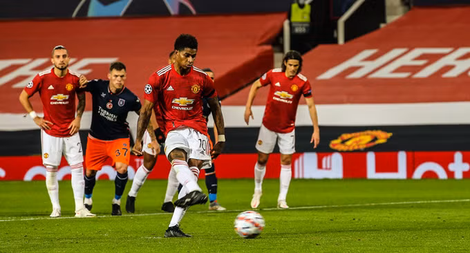 Rashford nâng tỷ số lên 3-0 trên chấm 11m.