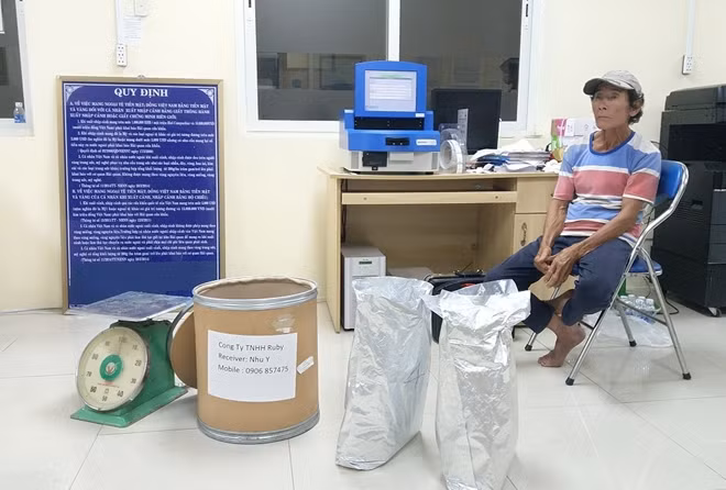 Đối tượng Uổl cùng tang vật.