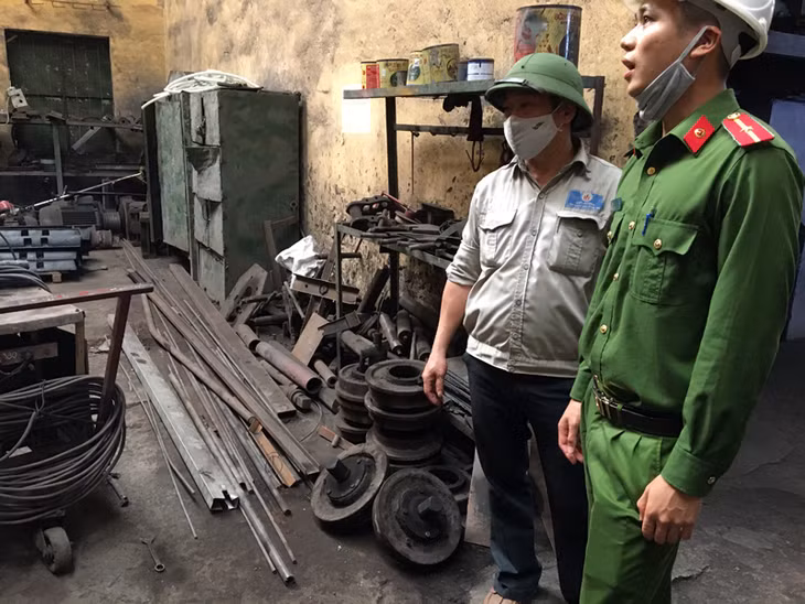 Công an huyện Đầm Hà hướng dẫn chủ các xưởng cơ khí đảm bảo công tác phòng chống cháy nổ, ANTT.