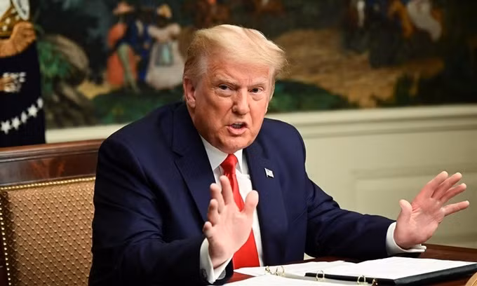 Tổng thống Donald Trump nói chuyện với các phóng viên tại Nhà Trắng ngày 26/11. Ảnh: Reuters.