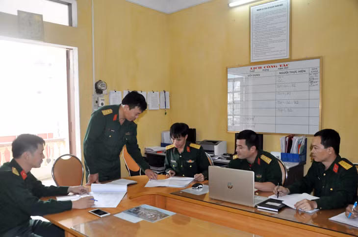 Cán bộ Ban Chỉ huy Quân sự TP Cẩm Phả luôn tích cực thi đua, phấn đấu hoàn thành tốt nhiệm vụ được giao.
