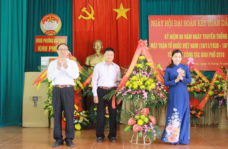 Các đồng chí lãnh đạo tỉnh tặng hoa chúc mừng nhân dân Khu phố 4.