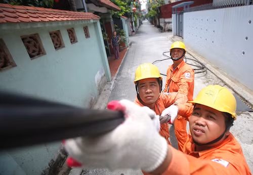 Công nhân ngành điện trong giờ làm việc. Ảnh: Ngọc Thành