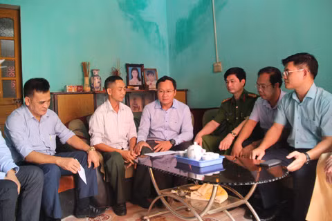 Đoàn thăm gia đình anh Vũ Đức Cương (Phương Đông, Uông Bí) có vợ tử vong do TNGT