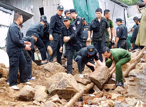 Lực lượng cứu hộ phải đào bới từng viên đá tìm và cứu người. Ảnh: An Phước.