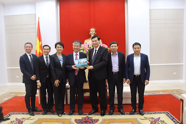 Lãnh đạo tỉnh tặng quà lưu niệm 