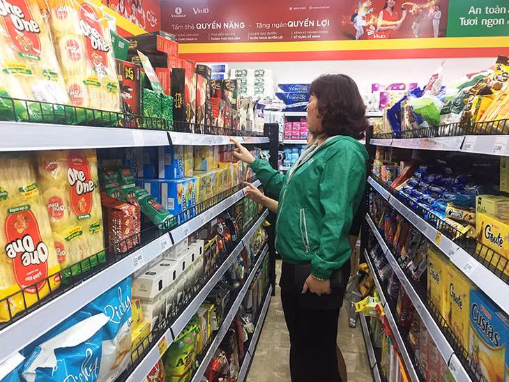 Người tiêu dùng mua sắm tại siêu thị Vinmart (phường Bãi Cháy, TP Hạ Long). Ảnh có tính chất minh họa.