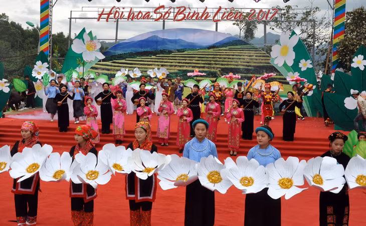 Hát Then - đàn Tính là một trong những tiết mục nghệ thuật đặc sắc tại Lễ hội hoa Sở hằng năm của huyện Bình Liêu.