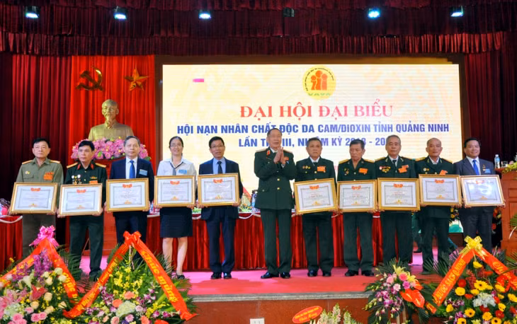 Các tập thể, cá nhân có thành tích xuất sắc được nhận bằng khen của Trung ương Hội.