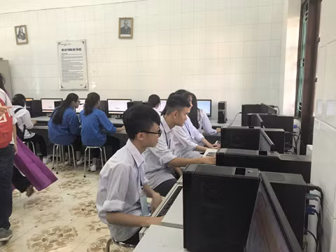 Học sinh trường THPT Cửa Ông (TP Cẩm Phả) tham gia cuộc thi “Học sinh Quảng Ninh với ATGT”