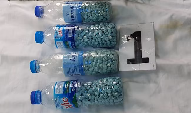 Tang vật là ma túy được đối tượng Kouch Pheng Leng bỏ vào các chai nước suối.