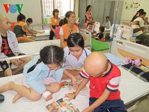 Những trẻ em ung thư máu.