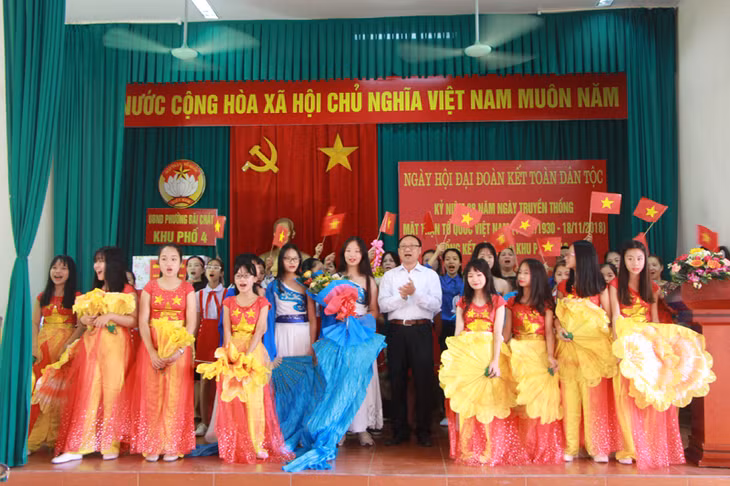 Tiết mục văn nghệ chào mừng Ngày hội Đại đoàn kết toàn dân tộc của nhân dân Khu phố 4.