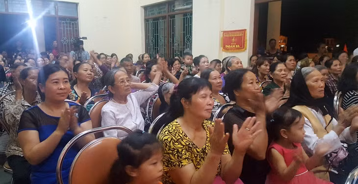 Người dân Lạc Thanh phấn khởi tham dự ngày hội đoàn kết toàn dân
