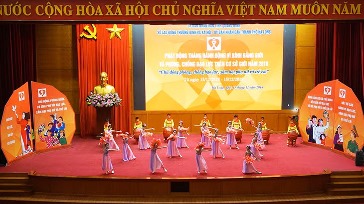 Văn nghệ chào mừng tại buổi lễ.