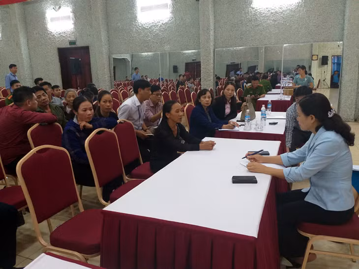 Đồng chí Đỗ Thị Lan Đỗ Thị Lan, Ủy viên Ban Thường vụ Tỉnh ủy, Trưởng Đoàn ĐBQH tỉnh tiếp nhận, trả lời đơn, thư kiến nghị của cử tri tại buổi tiếp xúc