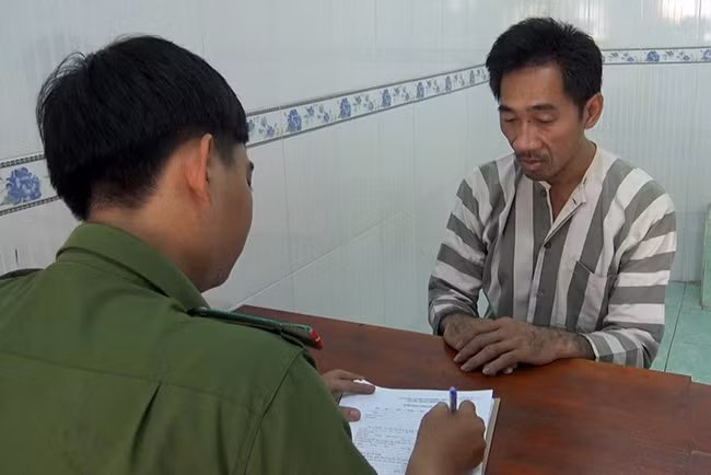 Công an lấy lời khai đối tượng Kouch Pheng Leng.