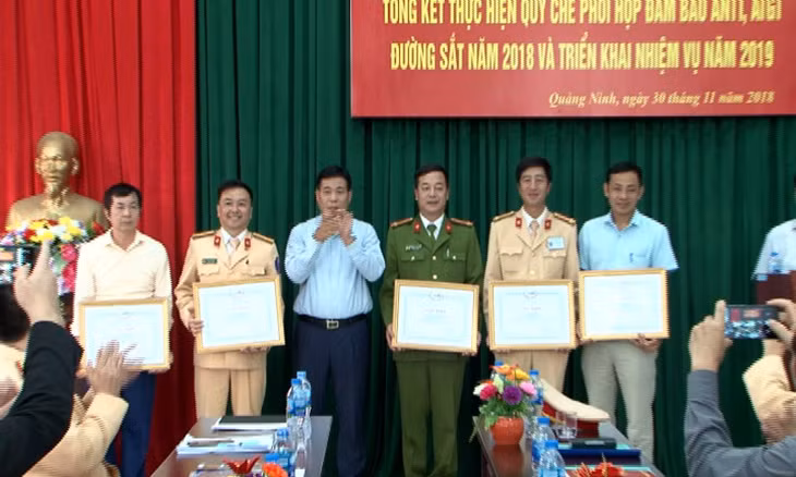 Lãnh đạo tổng công ty đường sắt Việt Nam tặng giấy khen cho các tập thể và cá nhân có thành tích xuất sắc trong công tác phối hợp đảm bảo an ninh trật tự, an toàn giao thông đường sắt