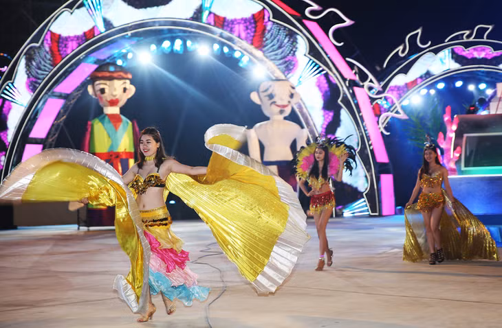 Một tiết mục biểu diễn trong lễ khai mạc Năm Du lịch quốc gia và lễ hội Carnaval Hạ Long 