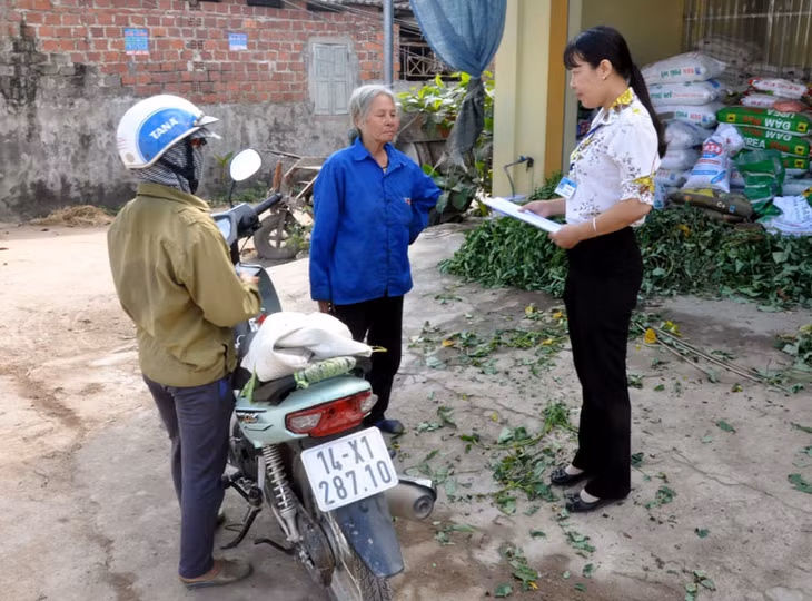 Cán bộ Hội Liên hiệp Phụ nữ xã Hiệp Hòa tuyên truyền cho người dân các nội dung cơ bản của Phong trào “Ngày Chủ nhật xanh
