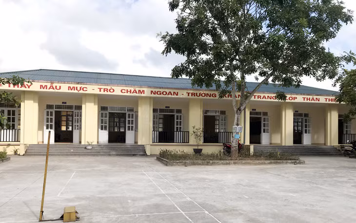 Trường Tiểu học Minh Cầm có 5 phòng học đáp ứng việc dạy học 2 buổi/ngày của học sinh.