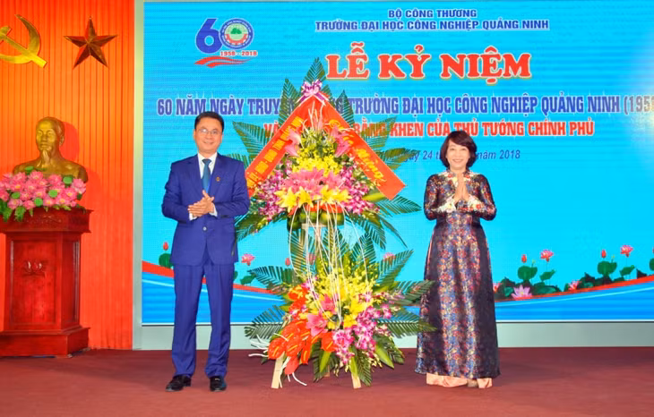 Đồng chí Vũ Thị Thu Thủy, Phó Chủ tịch UBND tỉnh thay mặt các đồng chí lãnh đạo tỉnh tặng lẵng hoa chúc mừng.