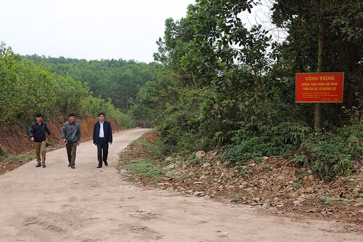 kết hợp nhiều nguồn vốn, hạ tầng giao thông trên địa bàn xã Quảng Lợi được đầu tư cơ bản. Ảnh: tuyến đường nội đồng 
