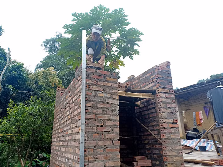 Từ hỗ trợ của Lâm trường 156, ông Lỷ A Tài đang đẩy nhanh tiến độ xây dựng nhà tiêu hợp vệ sinh 