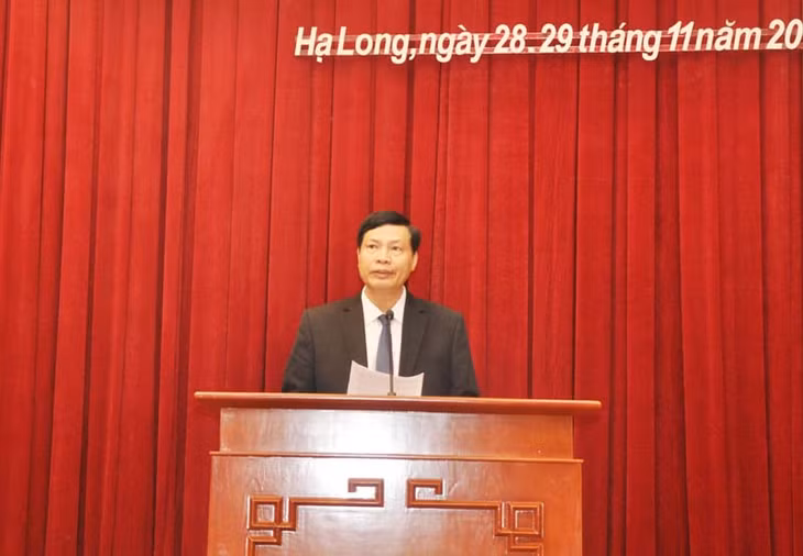 Phó Bí thư Tỉnh uỷ, Chủ tịch HĐND tỉnh Nguyễn Đức Long trình bày báo cáo tình hình phát triển kinh tế-xã hội năm 2018 của tỉnh. 