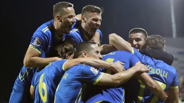  Kosovo ăn mừng bàn thắng vào lưới Azerbaijan.